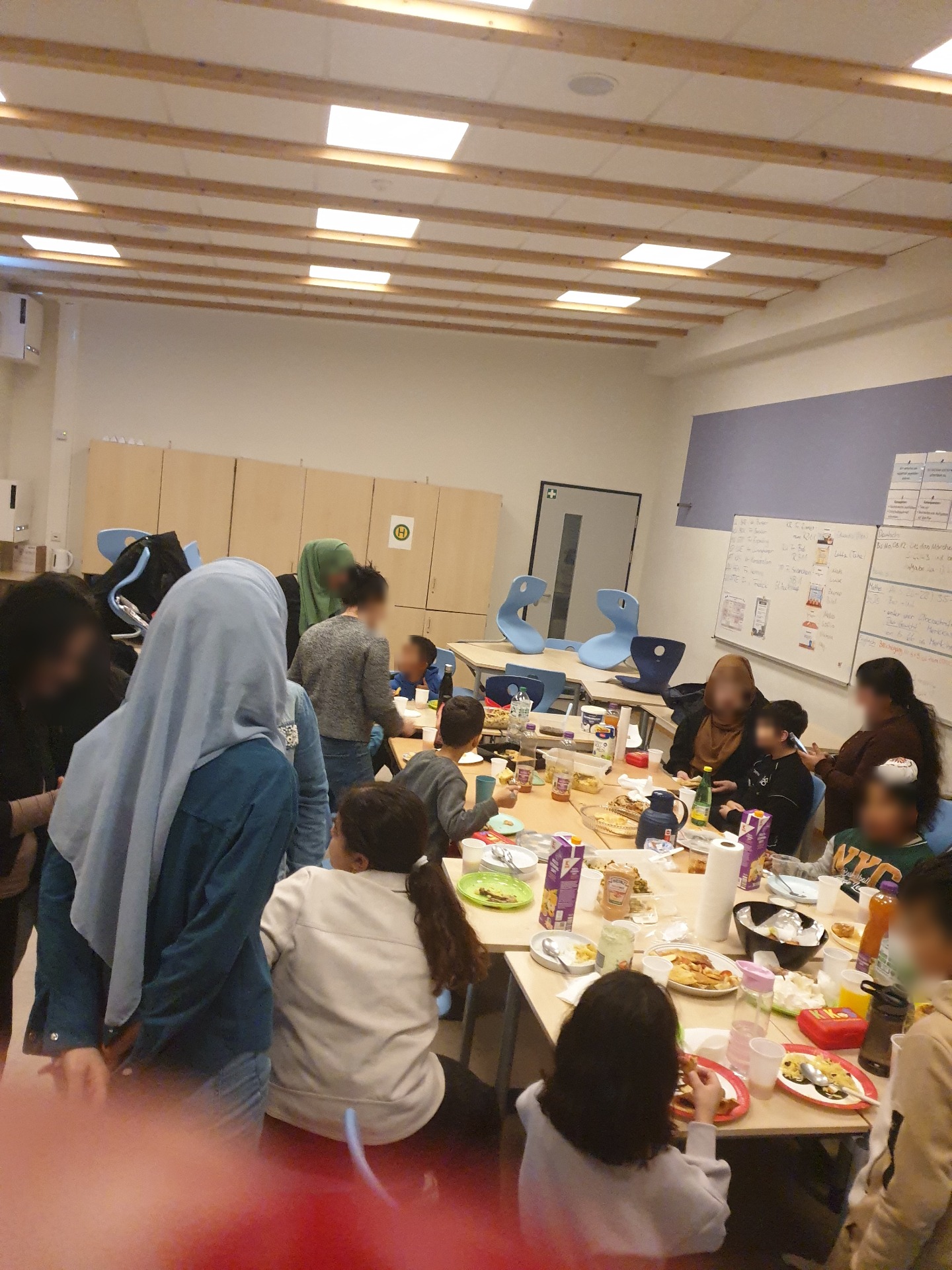 Interkulturelle Feier im Projekt „KiKoS-Family“: Familien aus verschiedenen Kulturen kommen zum gemeinsamen Essen und Austausch zusammen.