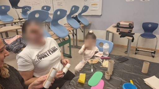 Kreative Bastelrunde mit Mutter und Kind – spielerisches Lernen und Bindung stärken.