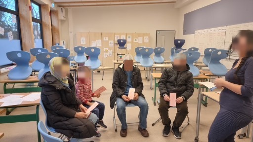 Vertrauensvolle Beratungsrunde mit Familien.