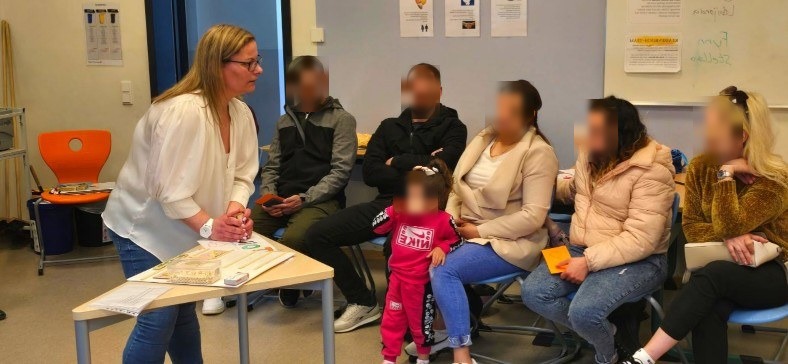 Familien im Gespräch: Teresa begleitet Eltern und Kinder auf dem Weg zu einem sicheren Alltag in Deutschland.