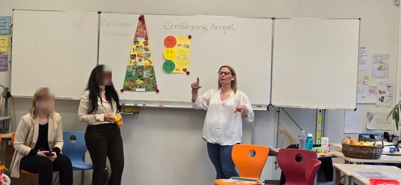 Ernährungsseminar bei „KiKoS-Family“: Teresa erklärt die Ernährungspyramide und die Ernährungs-Ampel für Familien.