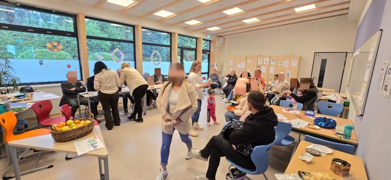 Lebendiger Workshop mit Familien und Kindern im Rahmen des Integrationsprojekts.