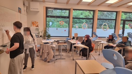 Interaktives Lernen mit Teilnehmenden im Klassenraum.