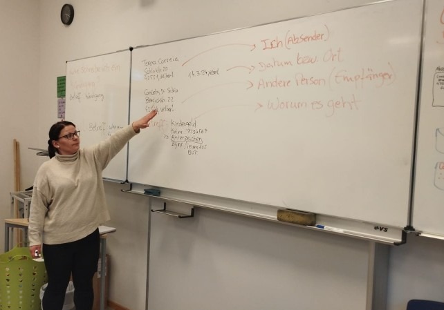 Teresa Correia beim Erklären am Whiteboard während eines Seminars.