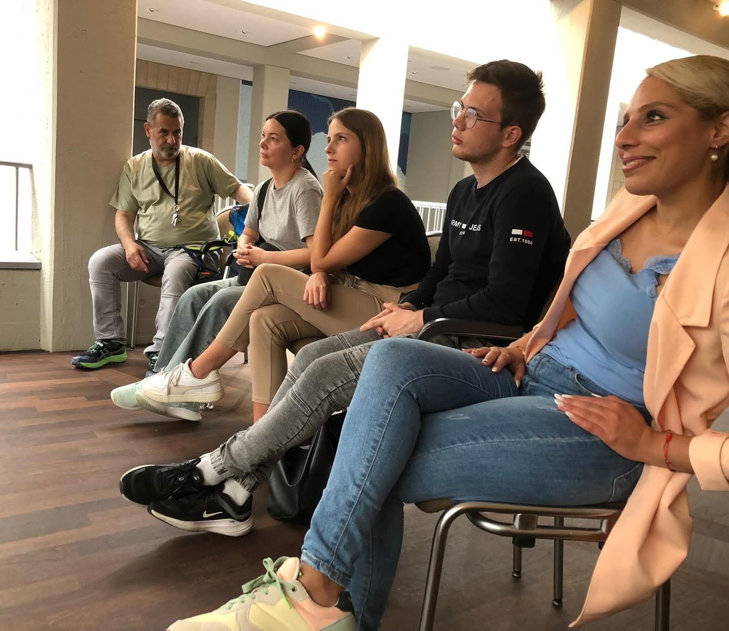 Aufmerksame Teilnehmende folgen dem Seminar „Das schaffe ich!“.
